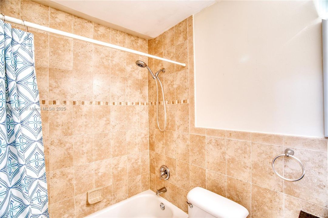 Activo con contrato: $410,000 (3 camas, 2 baños, 1434 Pies cuadrados)