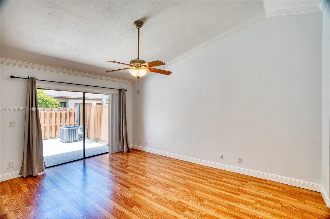 Activo con contrato: $410,000 (3 camas, 2 baños, 1434 Pies cuadrados)