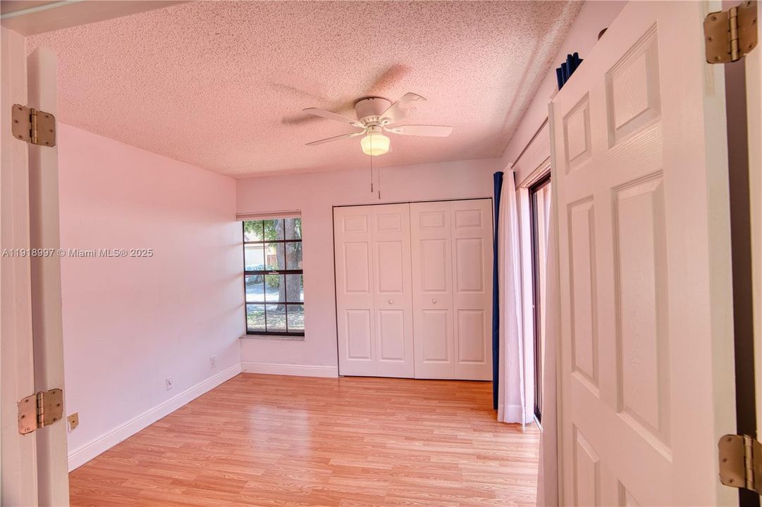 Activo con contrato: $410,000 (3 camas, 2 baños, 1434 Pies cuadrados)