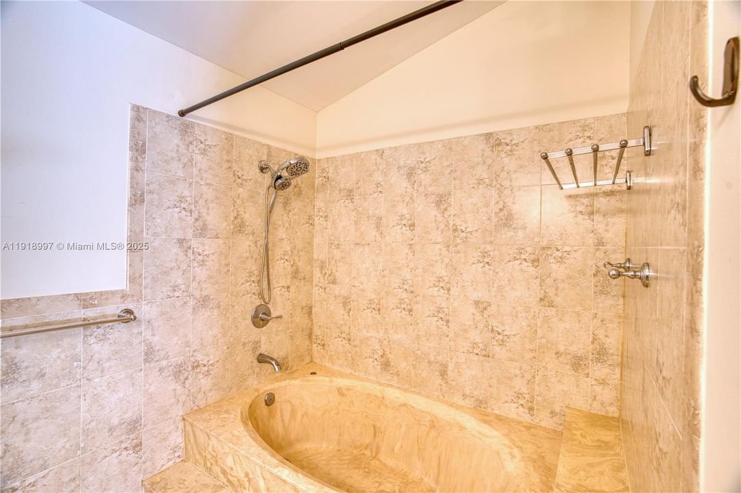 Activo con contrato: $410,000 (3 camas, 2 baños, 1434 Pies cuadrados)