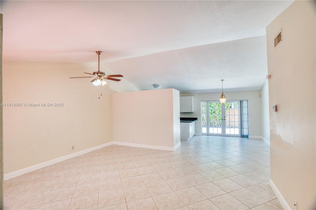 Activo con contrato: $410,000 (3 camas, 2 baños, 1434 Pies cuadrados)