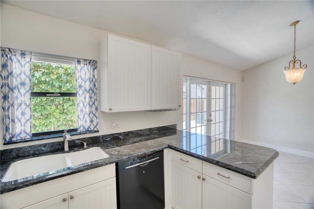 Activo con contrato: $410,000 (3 camas, 2 baños, 1434 Pies cuadrados)