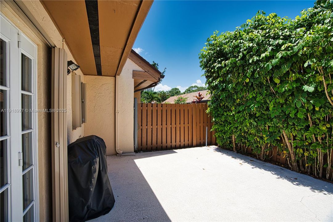 Activo con contrato: $410,000 (3 camas, 2 baños, 1434 Pies cuadrados)