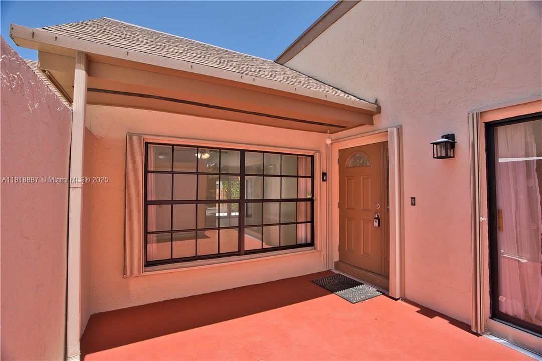 Activo con contrato: $410,000 (3 camas, 2 baños, 1434 Pies cuadrados)