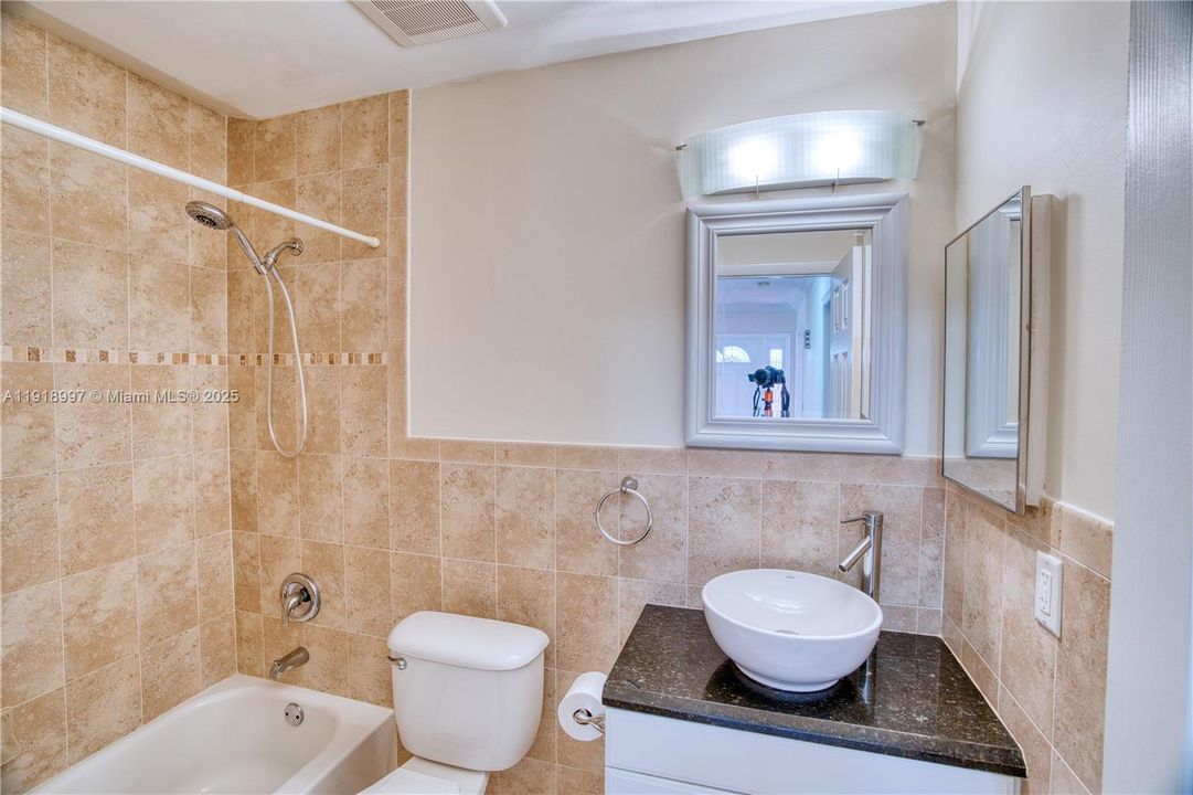 Activo con contrato: $410,000 (3 camas, 2 baños, 1434 Pies cuadrados)