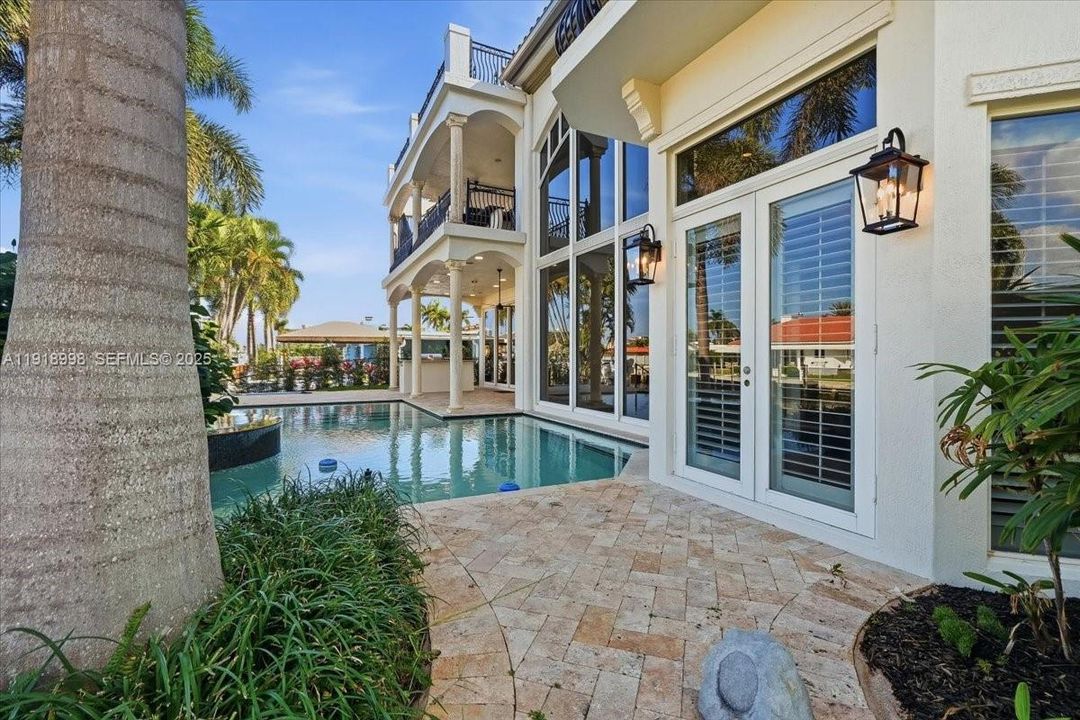 For Sale: $3,899,900 (6 beds, 4 baths, 4322 Square Feet)