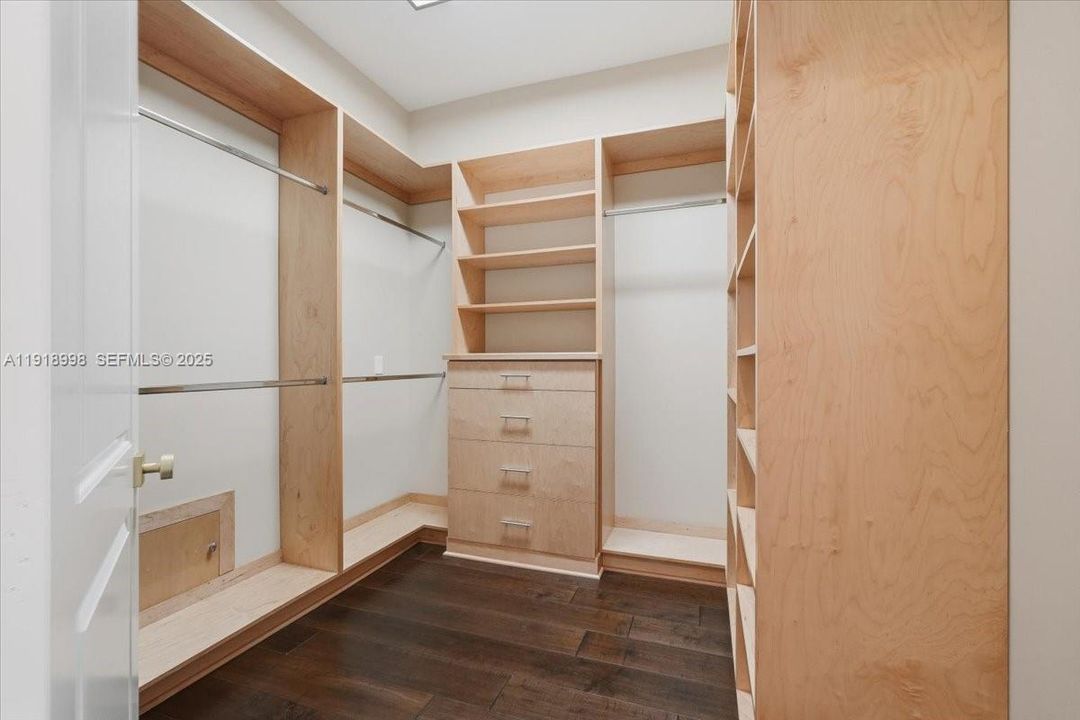 For Sale: $3,899,900 (6 beds, 4 baths, 4322 Square Feet)