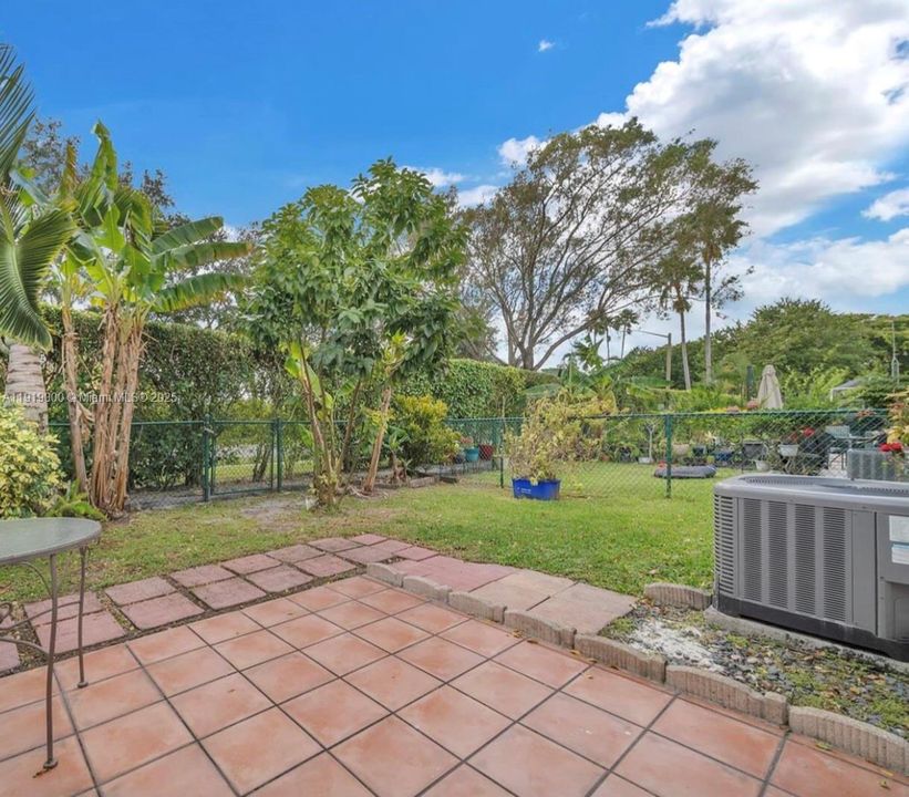 Под контрактом: $2,800 (2 спален, 2 ванн, 1030 Квадратных фут)