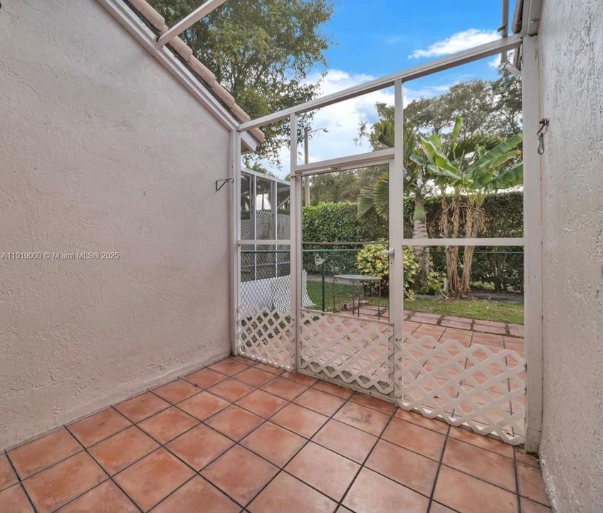 Под контрактом: $2,800 (2 спален, 2 ванн, 1030 Квадратных фут)