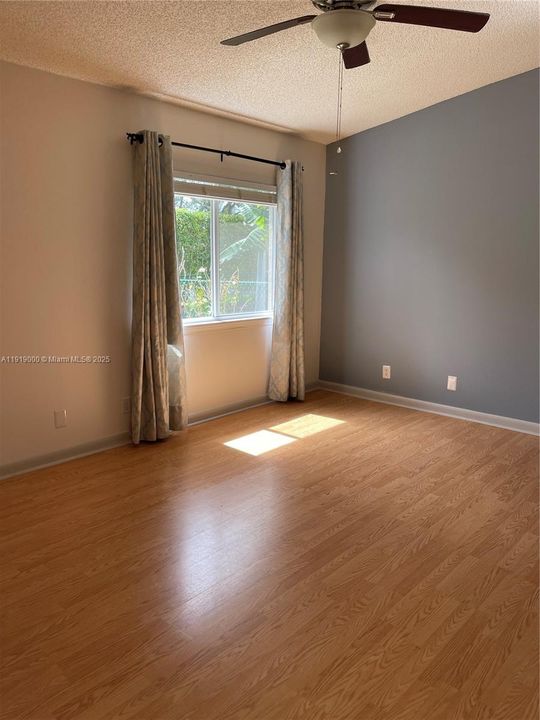 Под контрактом: $2,800 (2 спален, 2 ванн, 1030 Квадратных фут)