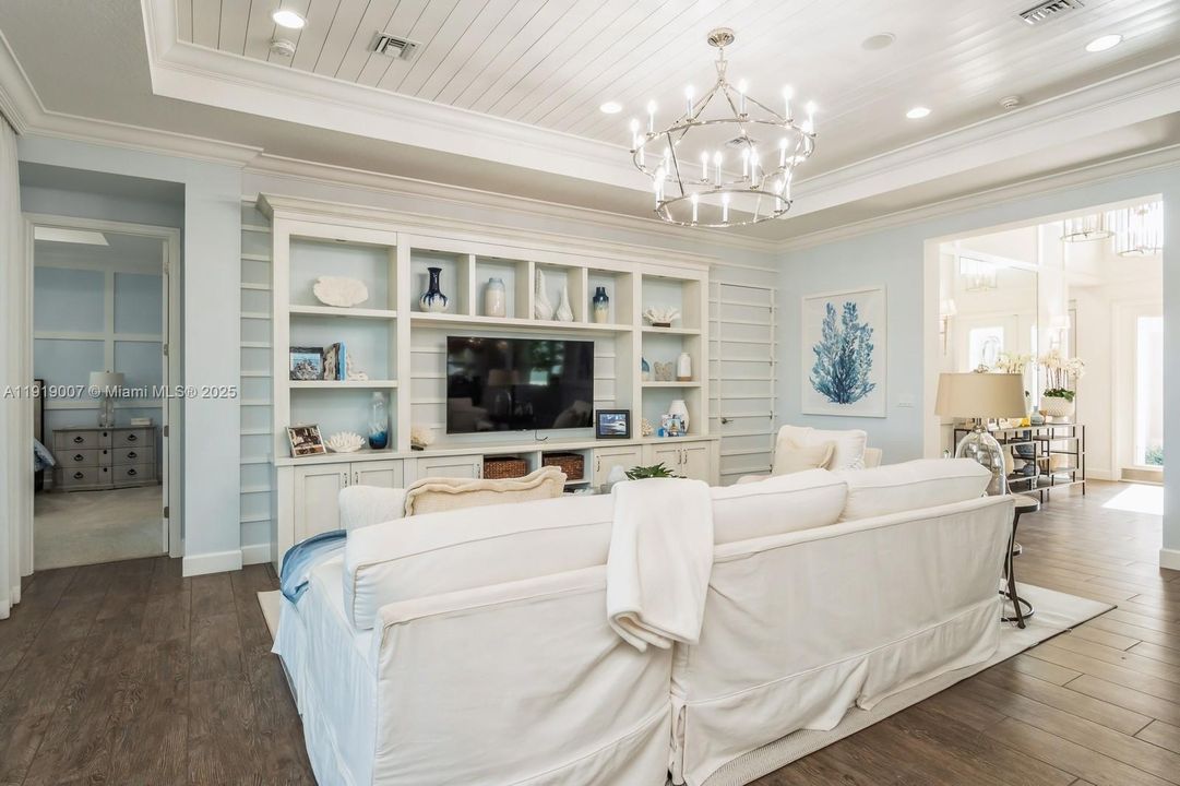 For Rent: $5,200 (3 beds, 2 baths, 2580 Square Feet)