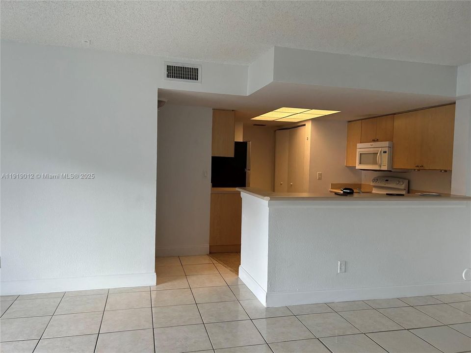 For Sale: $245,000 (2 beds, 2 baths, 986 Square Feet)