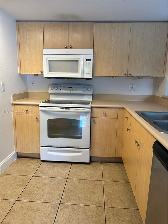 For Sale: $245,000 (2 beds, 2 baths, 986 Square Feet)