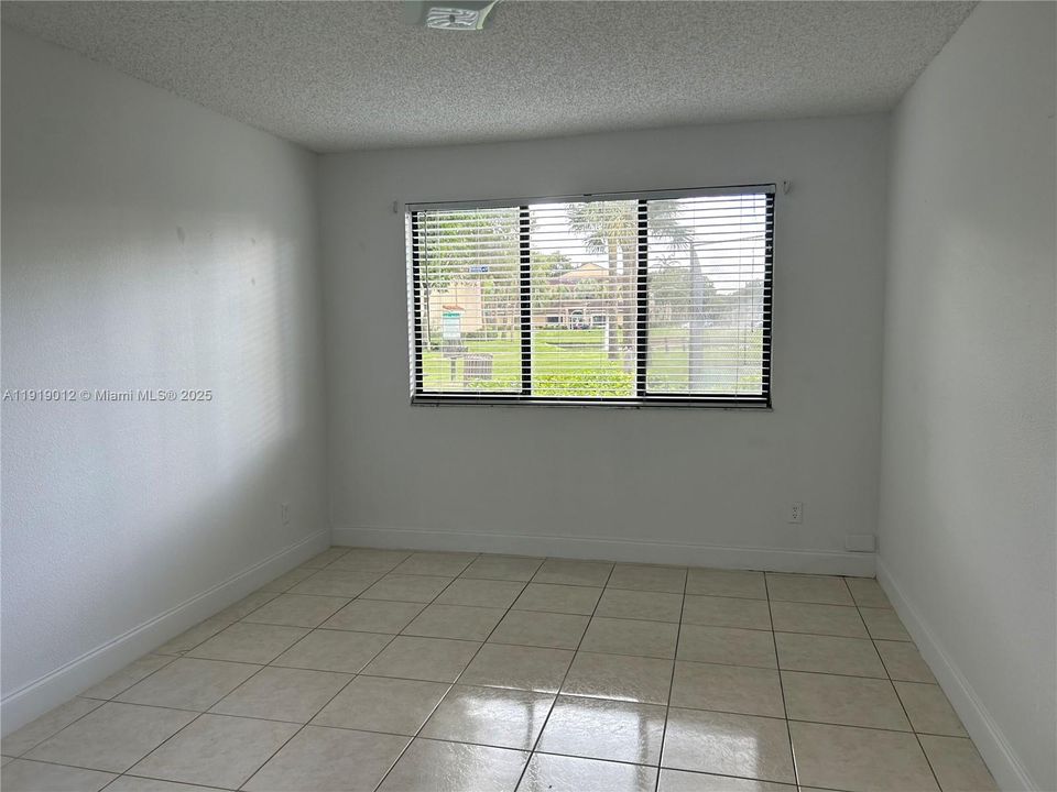 For Sale: $245,000 (2 beds, 2 baths, 986 Square Feet)