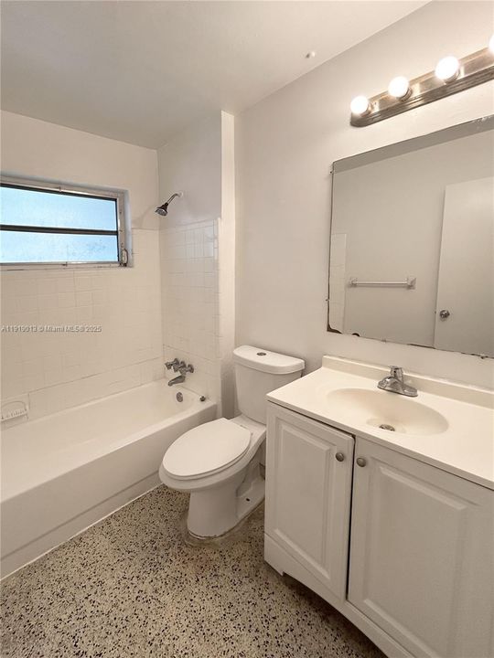 Activo con contrato: $1,650 (1 camas, 1 baños, 500 Pies cuadrados)