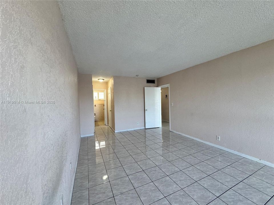 For Sale: $130,000 (1 beds, 1 baths, 850 Square Feet)
