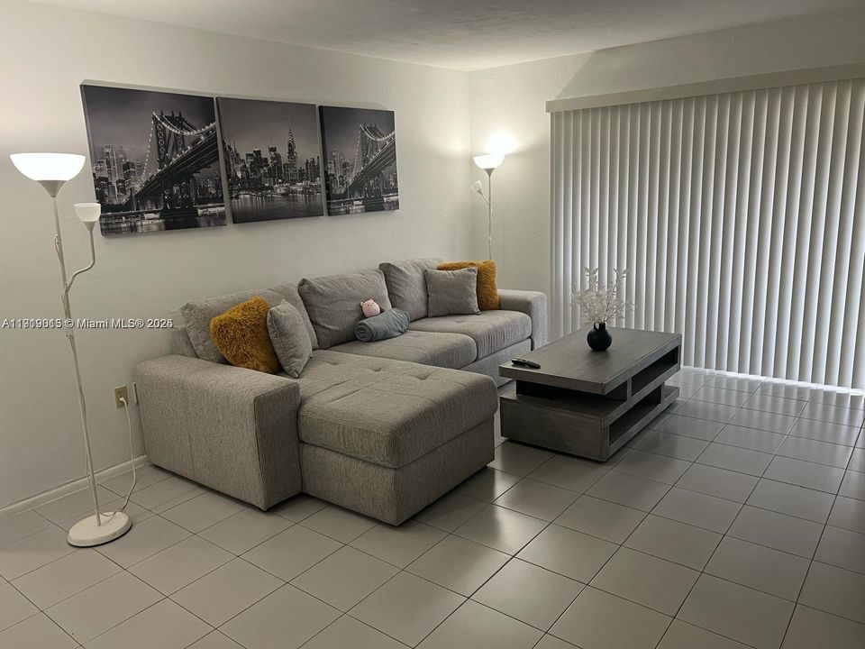 For Sale: $229,000 (1 beds, 1 baths, 760 Square Feet)