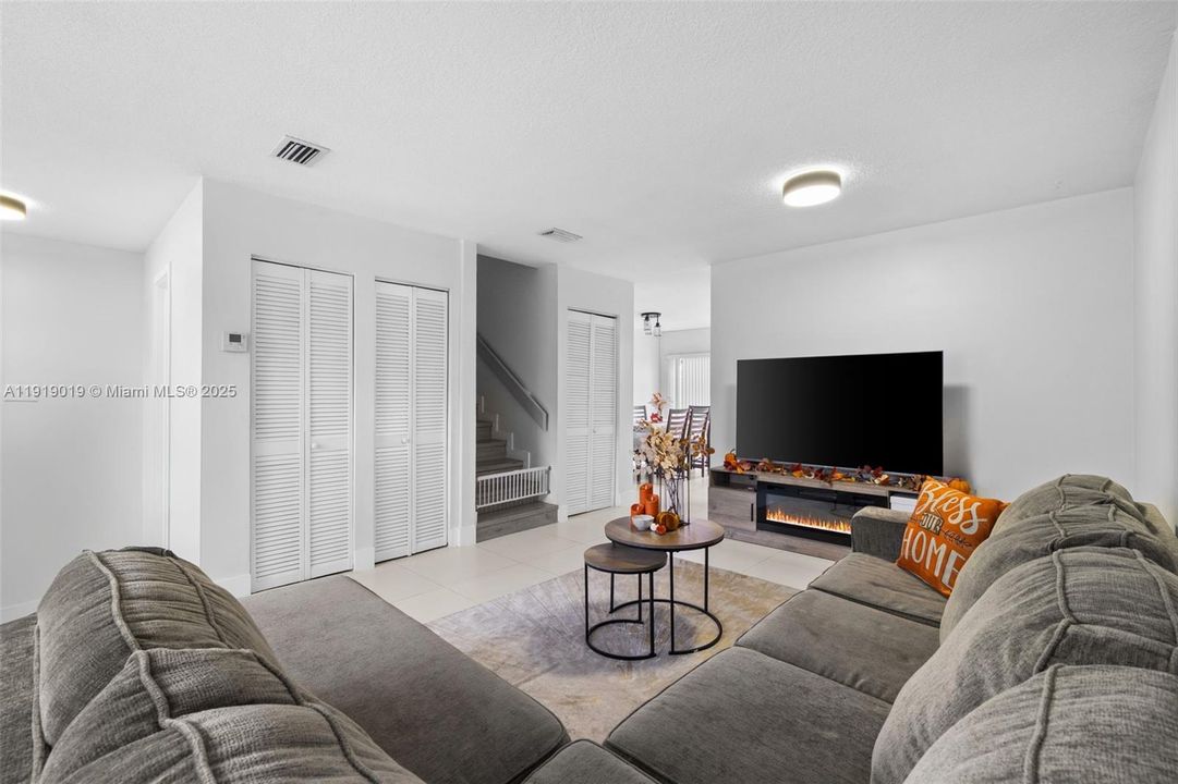 For Sale: $449,999 (3 beds, 2 baths, 1424 Square Feet)