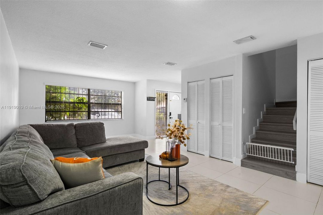 For Sale: $449,999 (3 beds, 2 baths, 1424 Square Feet)