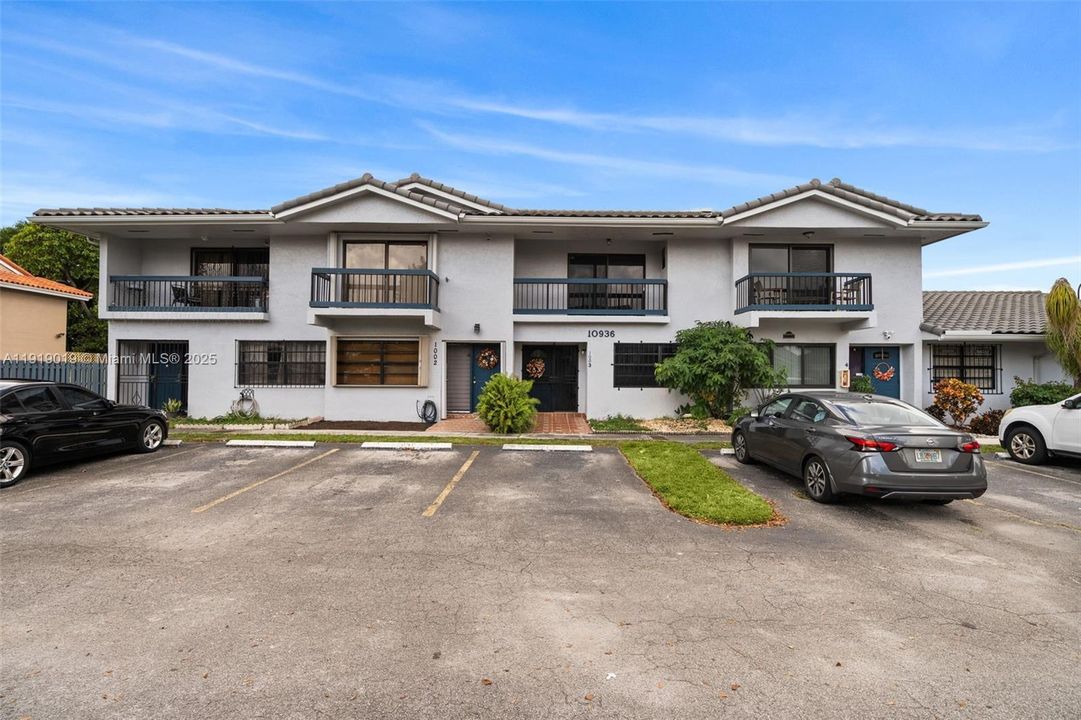 For Sale: $449,999 (3 beds, 2 baths, 1424 Square Feet)