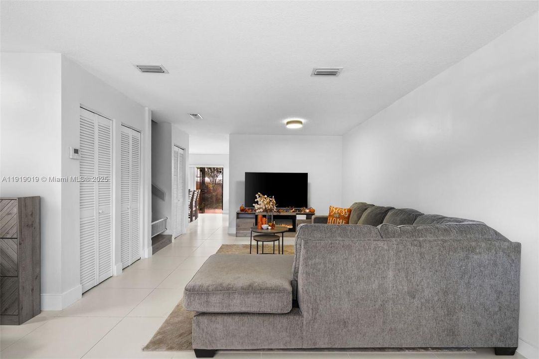 For Sale: $449,999 (3 beds, 2 baths, 1424 Square Feet)