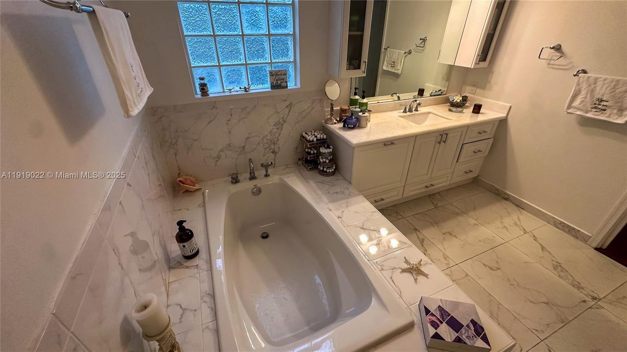 На продажу: $770,000 (4 спален, 2 ванн, 0 Квадратных фут)