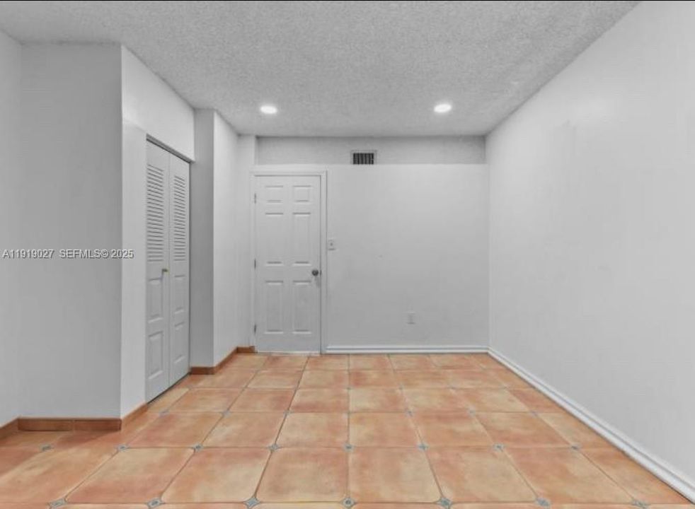 На продажу: $240,000 (2 спален, 2 ванн, 1200 Квадратных фут)