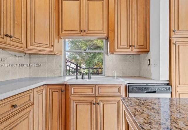 На продажу: $240,000 (2 спален, 2 ванн, 1200 Квадратных фут)