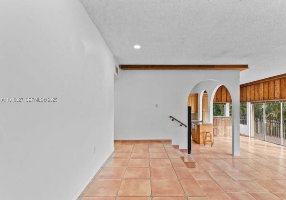 На продажу: $240,000 (2 спален, 2 ванн, 1200 Квадратных фут)