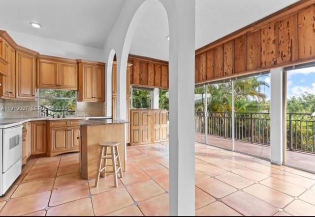 На продажу: $240,000 (2 спален, 2 ванн, 1200 Квадратных фут)