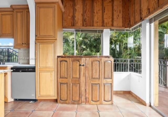 На продажу: $240,000 (2 спален, 2 ванн, 1200 Квадратных фут)