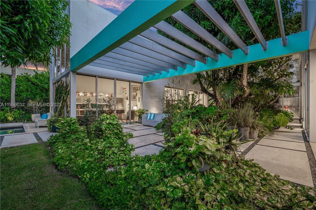 For Sale: $4,500,000 (6 beds, 5 baths, 4313 Square Feet)