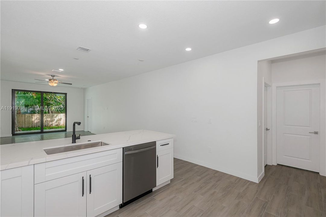 待售: $734,000 (3 贝兹, 2 浴室, 0 平方英尺)