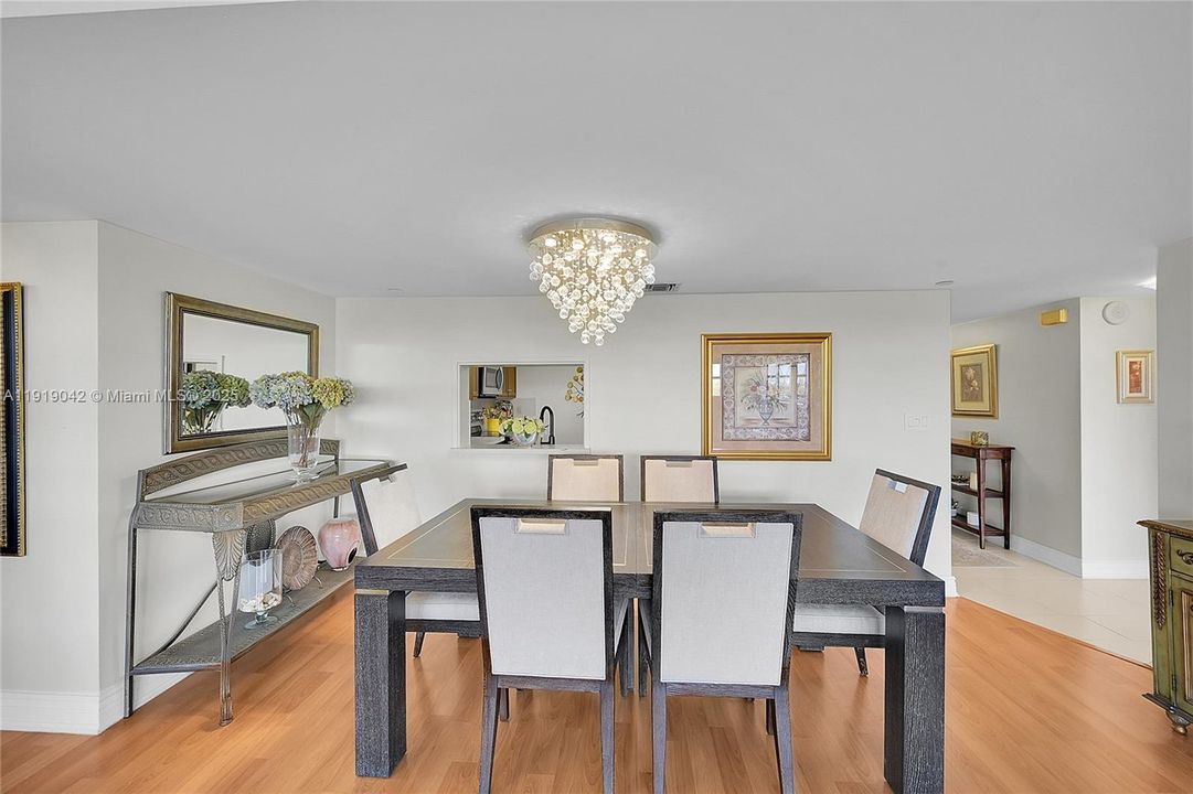 出租: $4,900 (2 贝兹, 2 浴室, 1320 平方英尺)