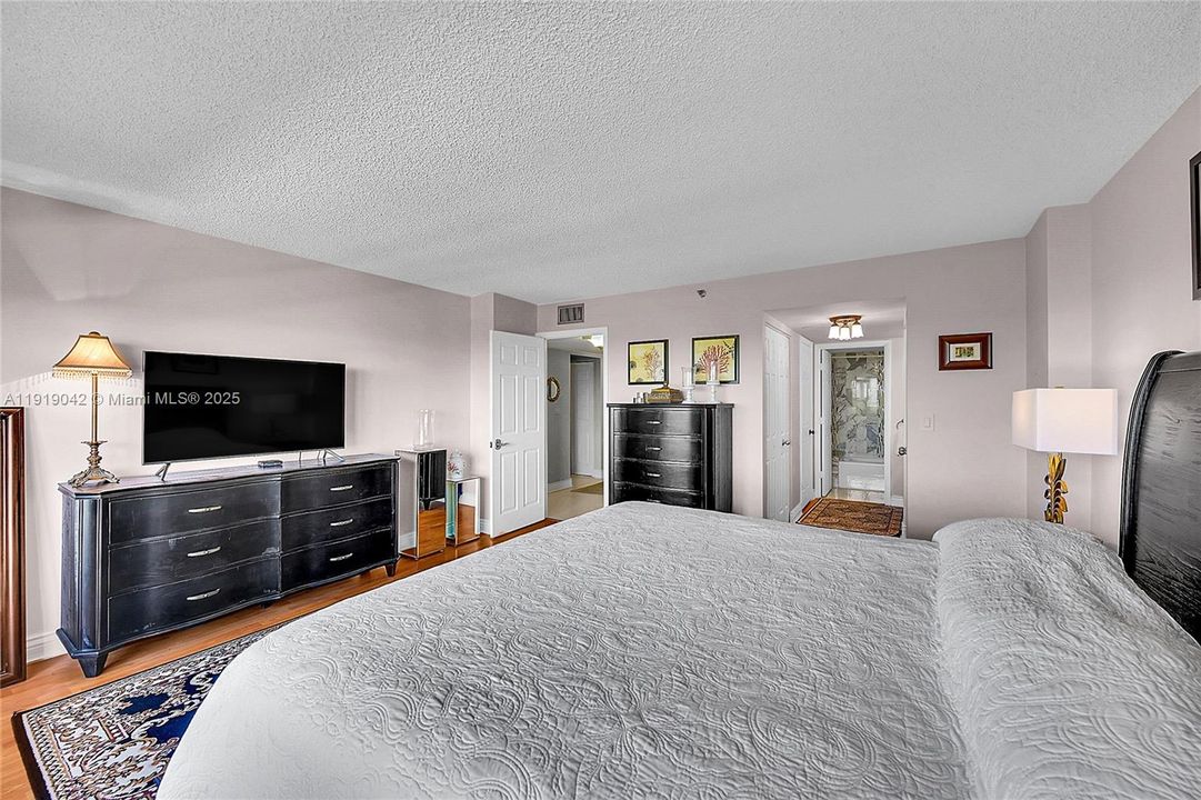 出租: $4,900 (2 贝兹, 2 浴室, 1320 平方英尺)