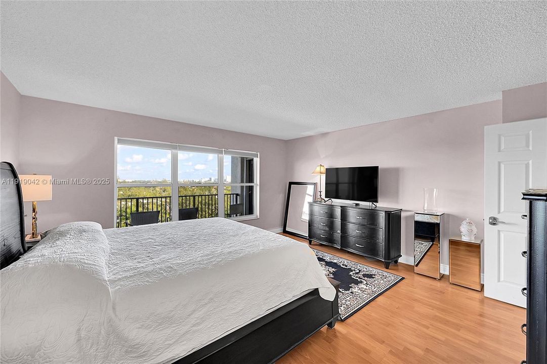 出租: $4,900 (2 贝兹, 2 浴室, 1320 平方英尺)