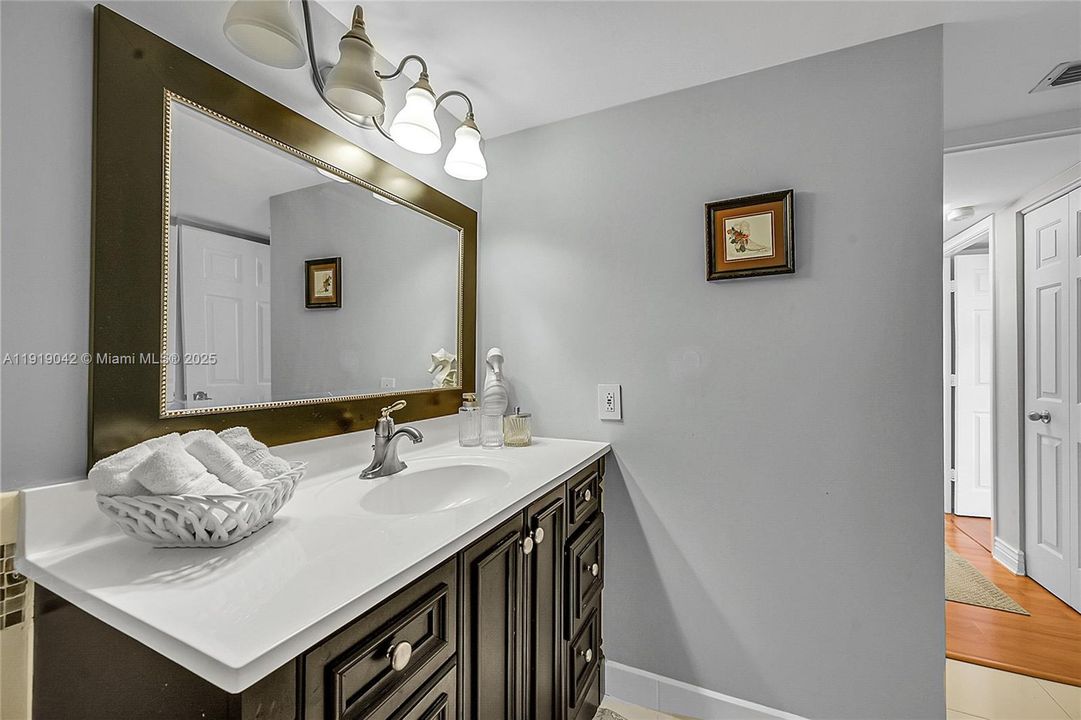 出租: $4,900 (2 贝兹, 2 浴室, 1320 平方英尺)