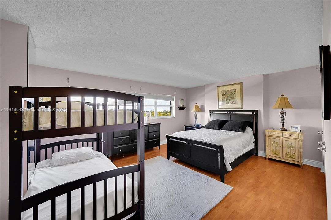 出租: $4,900 (2 贝兹, 2 浴室, 1320 平方英尺)