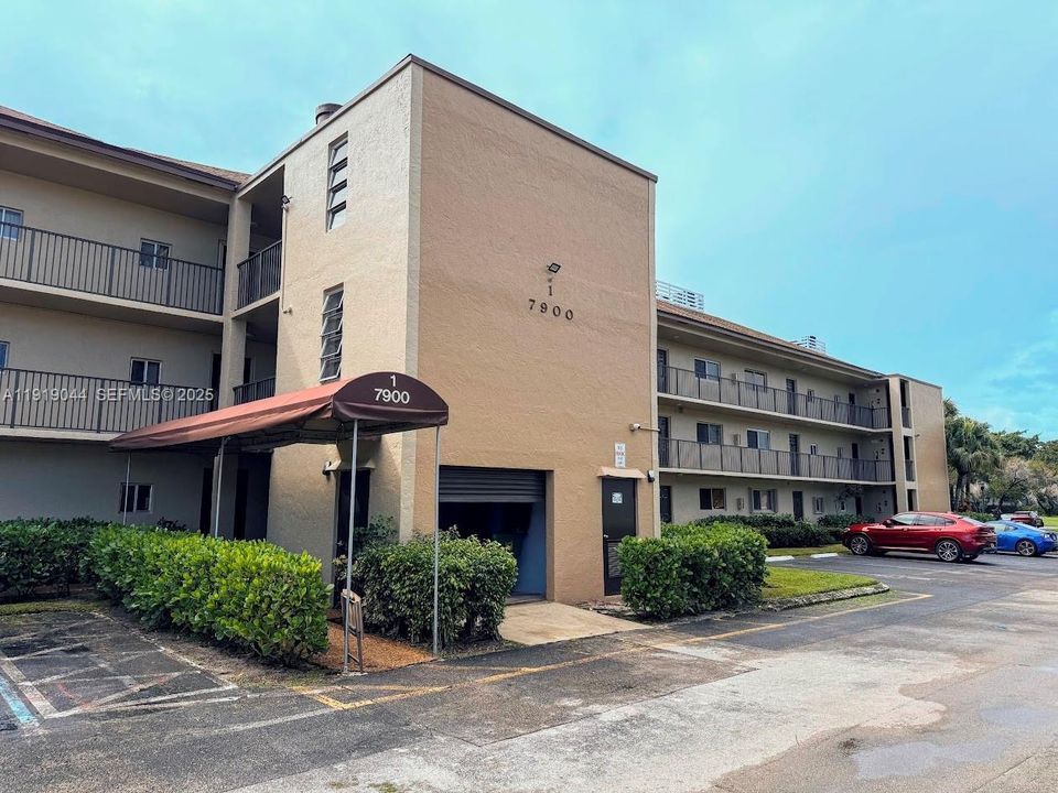 For Sale: $159,900 (1 beds, 1 baths, 653 Square Feet)