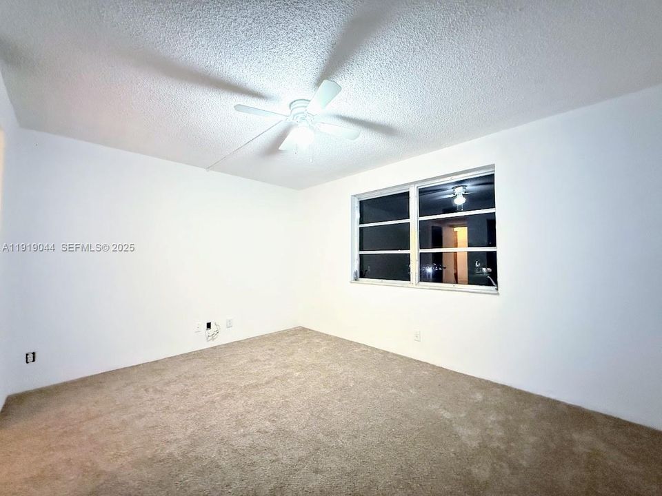 For Sale: $159,900 (1 beds, 1 baths, 653 Square Feet)