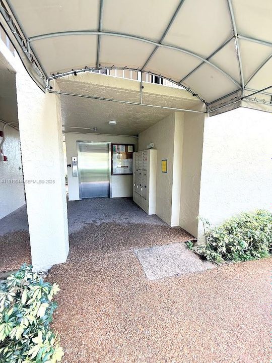 For Sale: $159,900 (1 beds, 1 baths, 653 Square Feet)