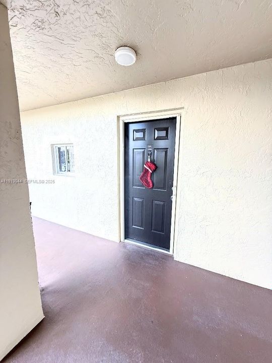 For Sale: $159,900 (1 beds, 1 baths, 653 Square Feet)