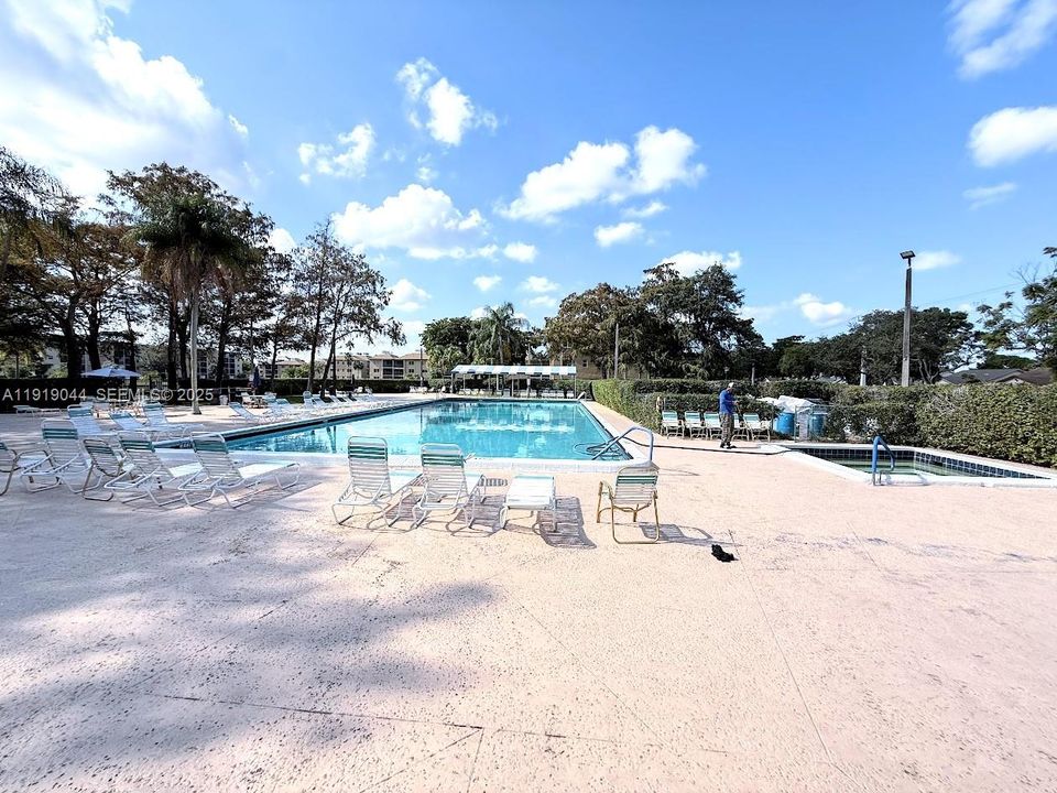 For Sale: $159,900 (1 beds, 1 baths, 653 Square Feet)