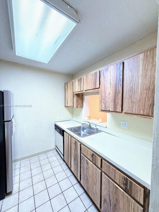 For Sale: $159,900 (1 beds, 1 baths, 653 Square Feet)