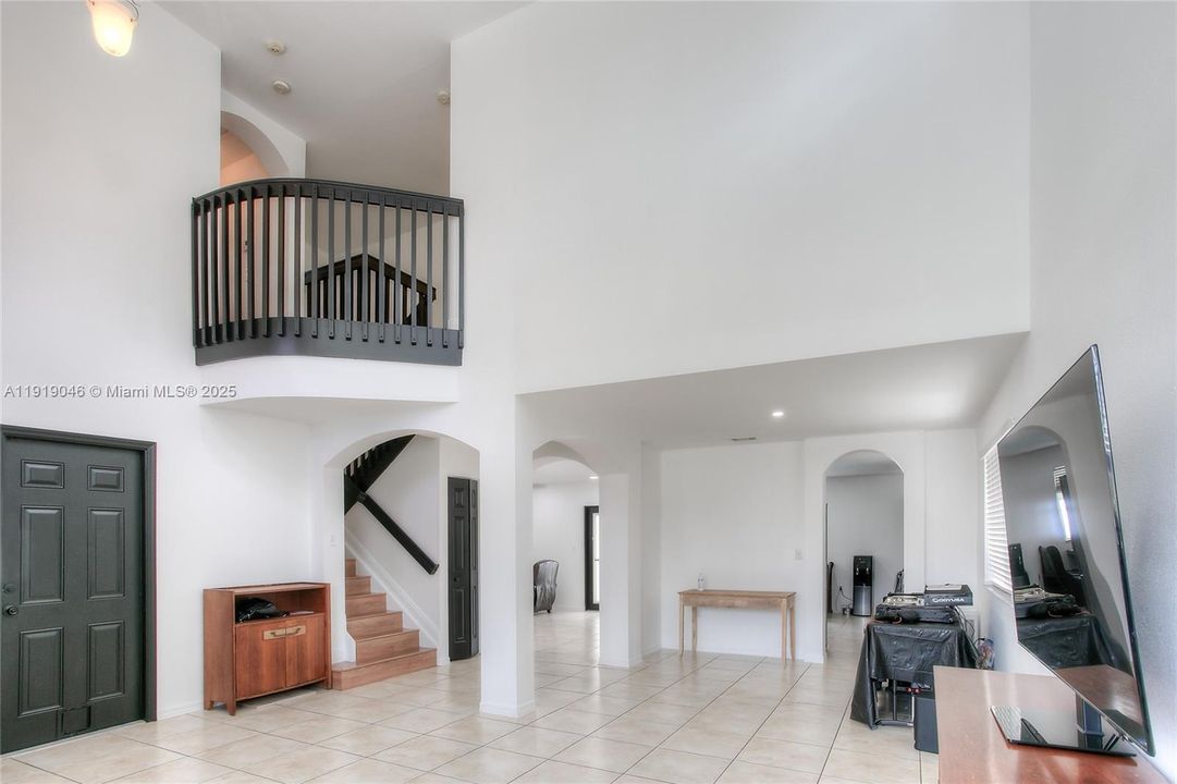 En Venta: $670,000 (5 camas, 3 baños, 2534 Pies cuadrados)