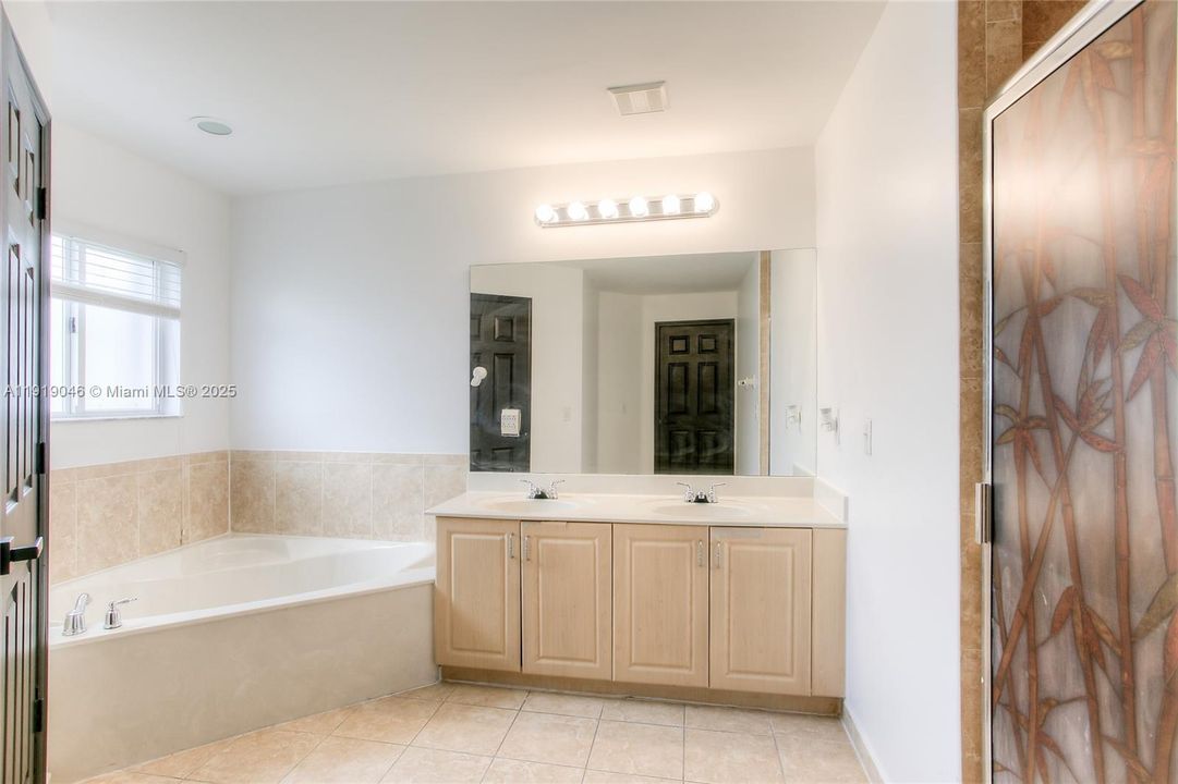 En Venta: $670,000 (5 camas, 3 baños, 2534 Pies cuadrados)