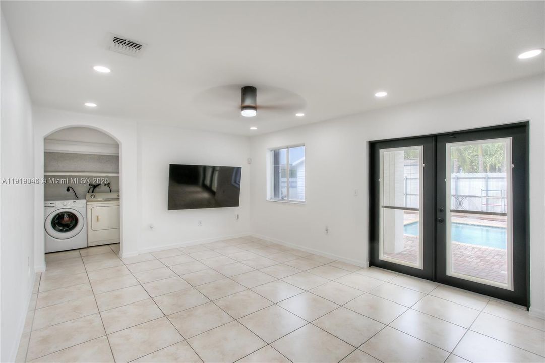 En Venta: $670,000 (5 camas, 3 baños, 2534 Pies cuadrados)