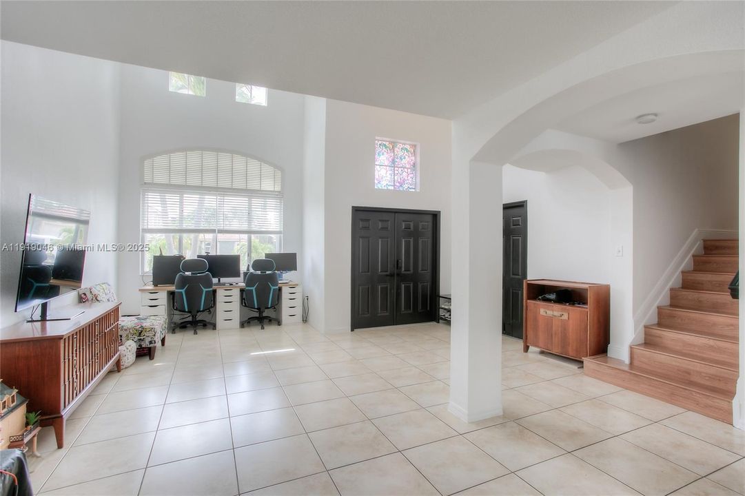 En Venta: $670,000 (5 camas, 3 baños, 2534 Pies cuadrados)