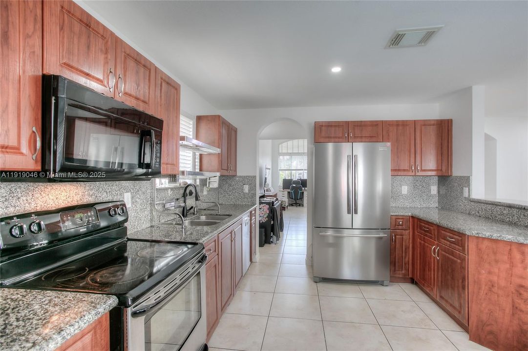 En Venta: $670,000 (5 camas, 3 baños, 2534 Pies cuadrados)