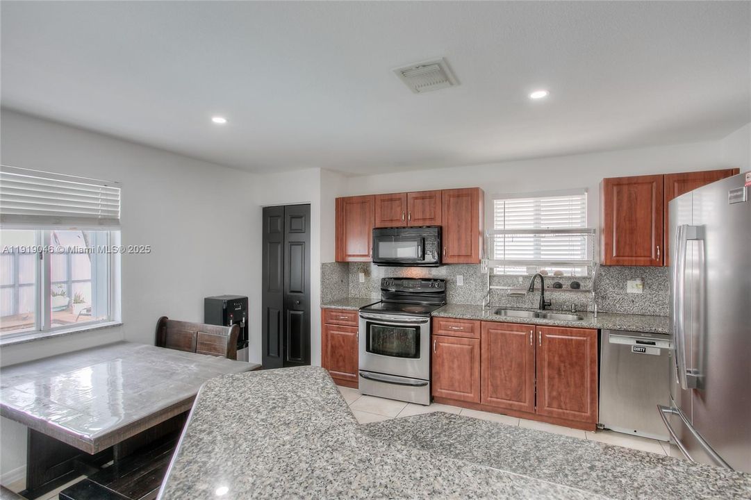 En Venta: $670,000 (5 camas, 3 baños, 2534 Pies cuadrados)